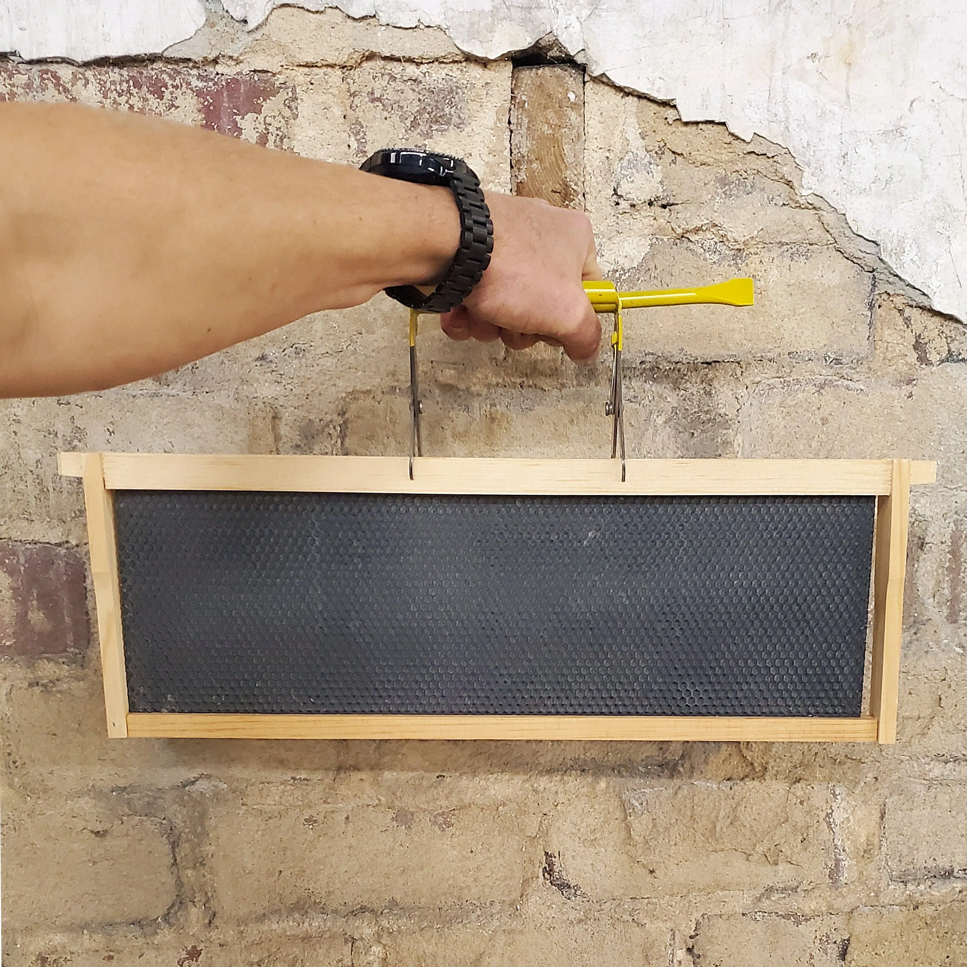 Metal Frame Grip with Pry Bar Hive Tool